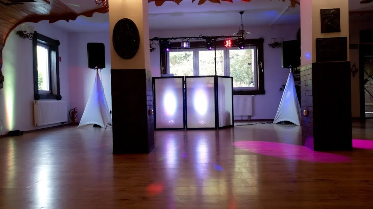 Parkiet taneczny z oświetleniem DJ