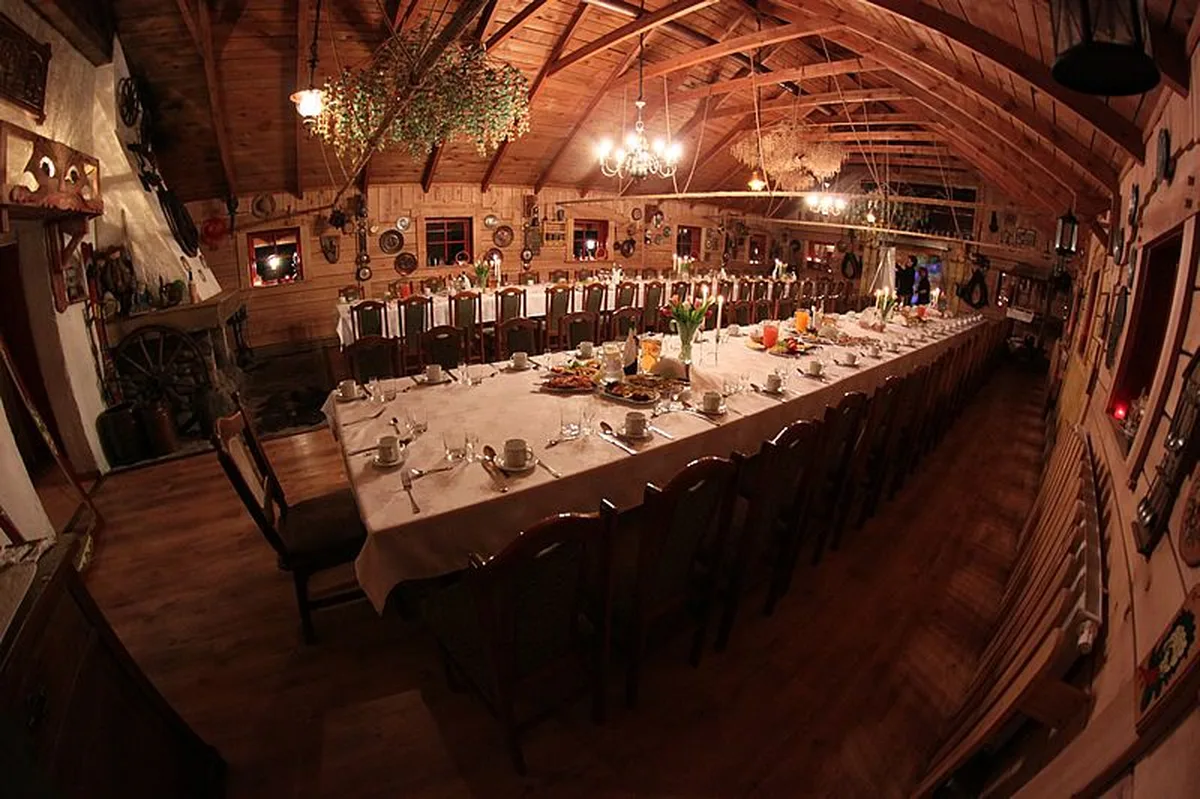 Sala bankietowa z drewnianym rustykalnym wykończeniem — wesela