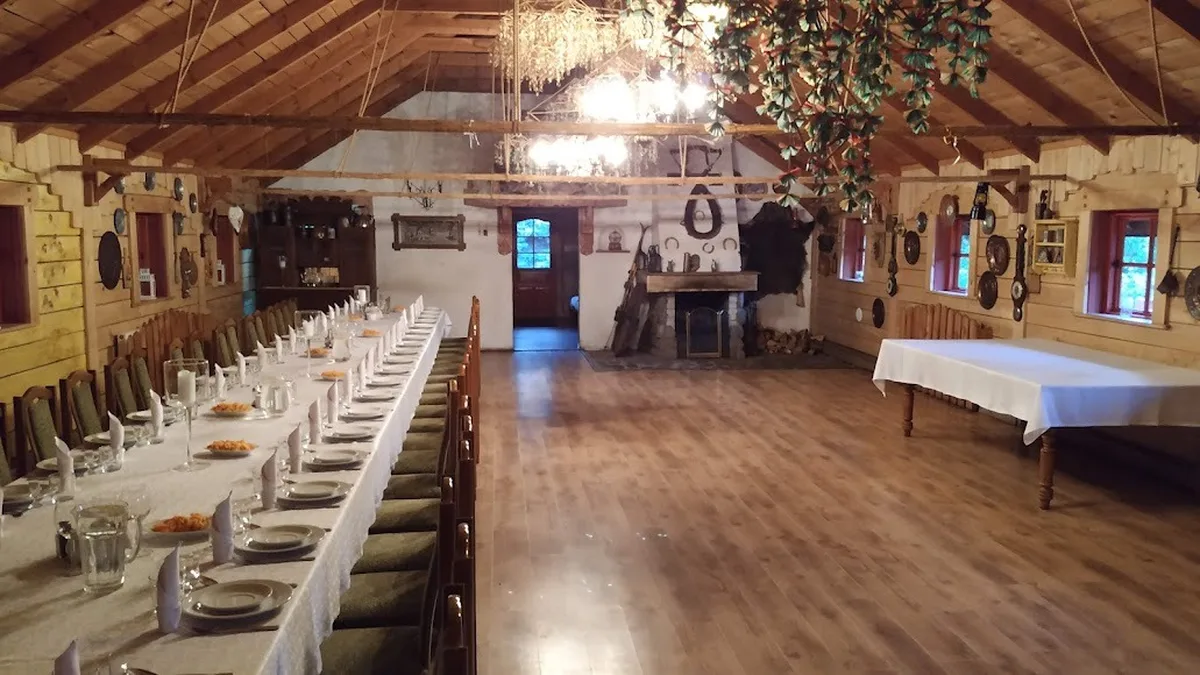 Sala bankietowa z drewnianym wystrojem