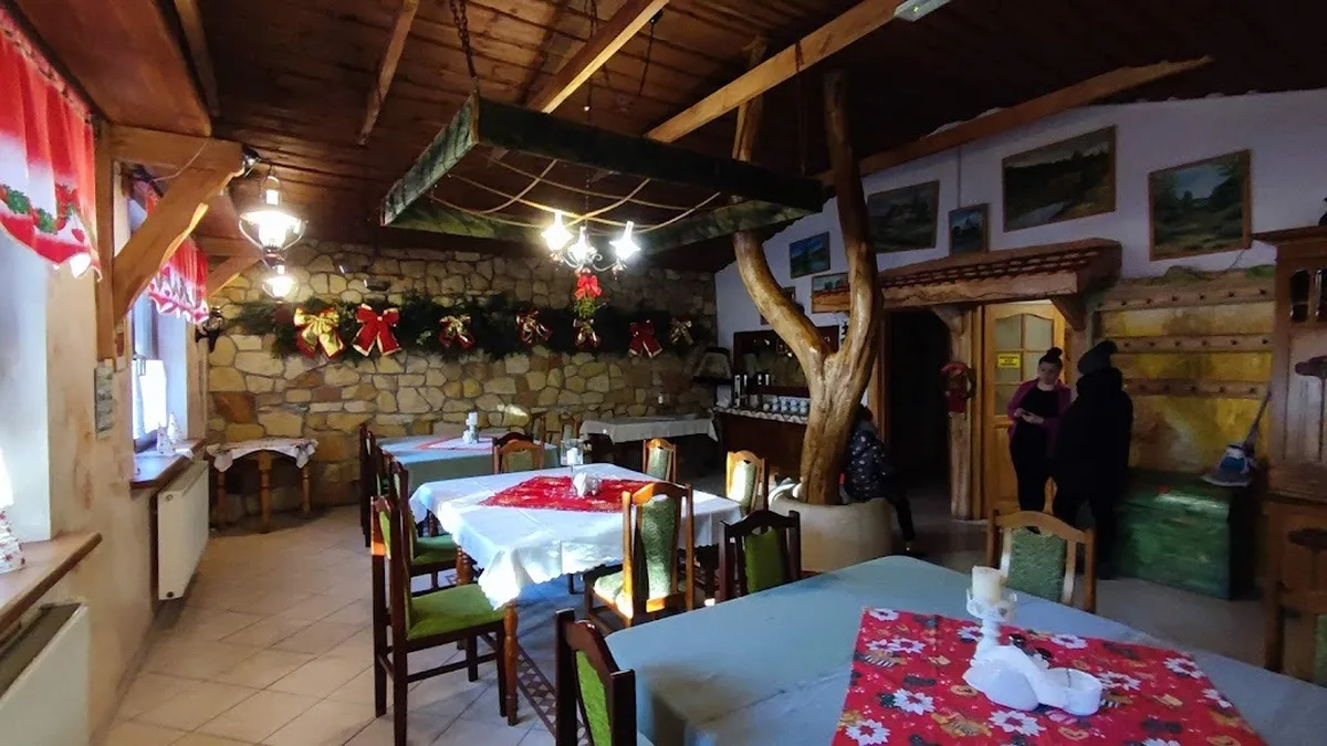 Sala jadalna świątecznie udekorowana