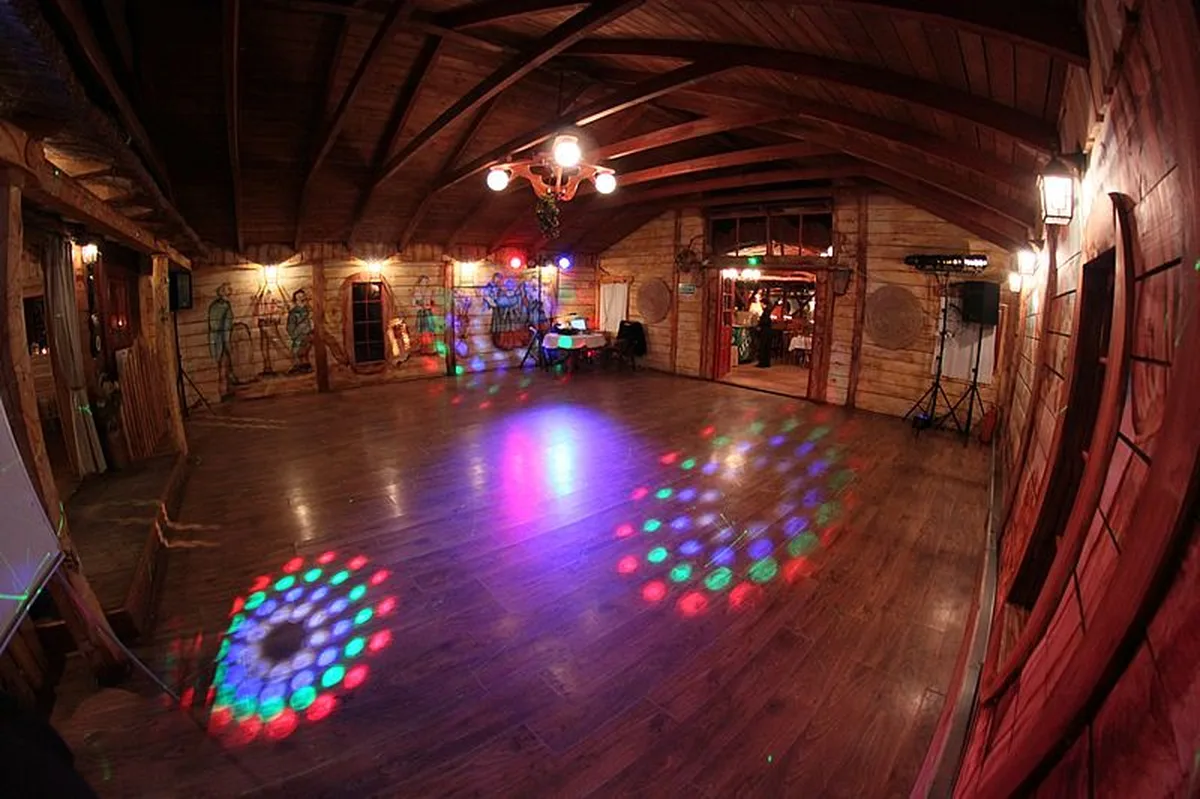 Sala taneczna AgroFarma Gołaszewo — drewniane wnętrze