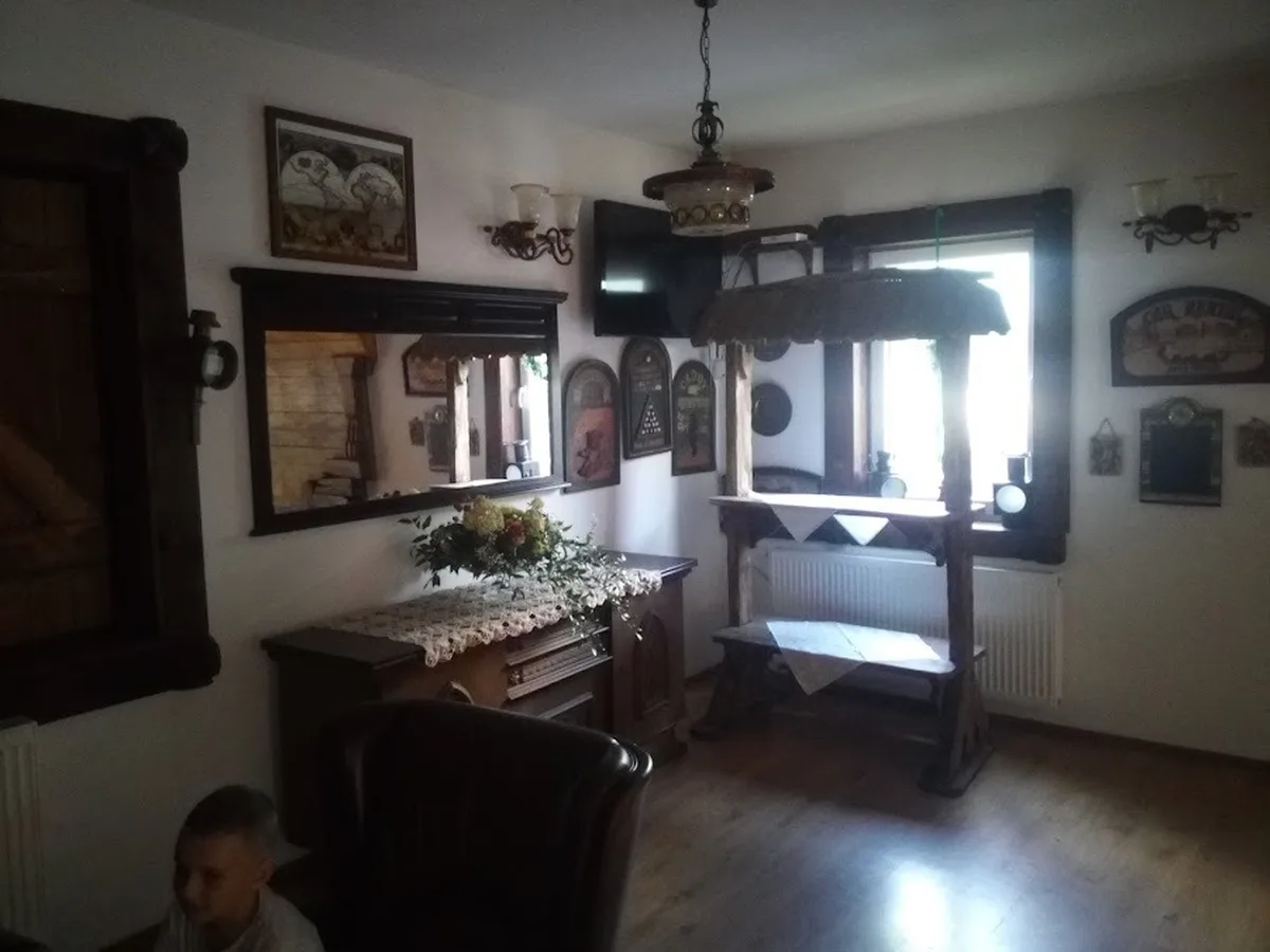 Salon z pianinem — rustykalne wnętrze