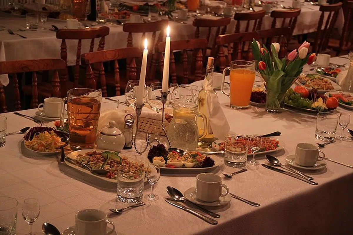 Uroczysty stół bankietowy z dekoracjami, świecami i jedzeniem