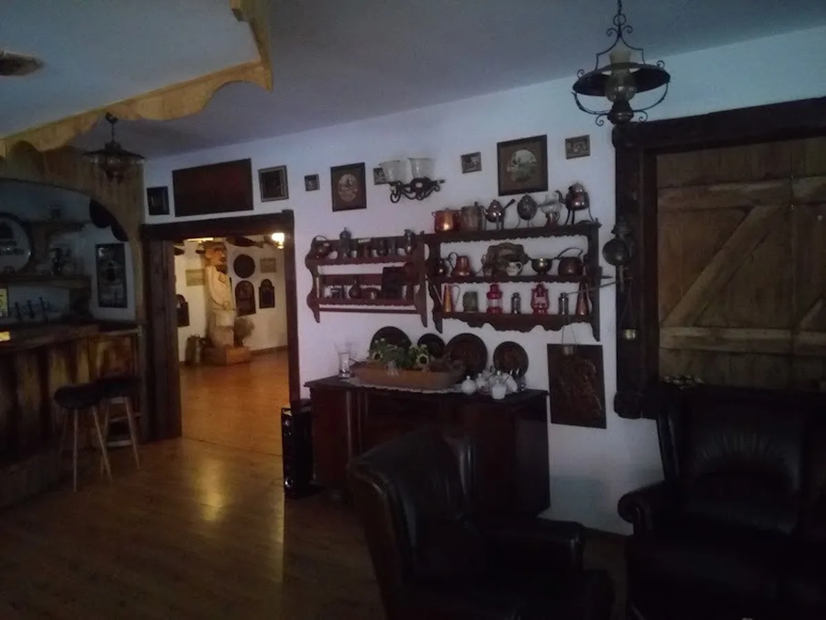 Bar z półkami — wnętrze sali