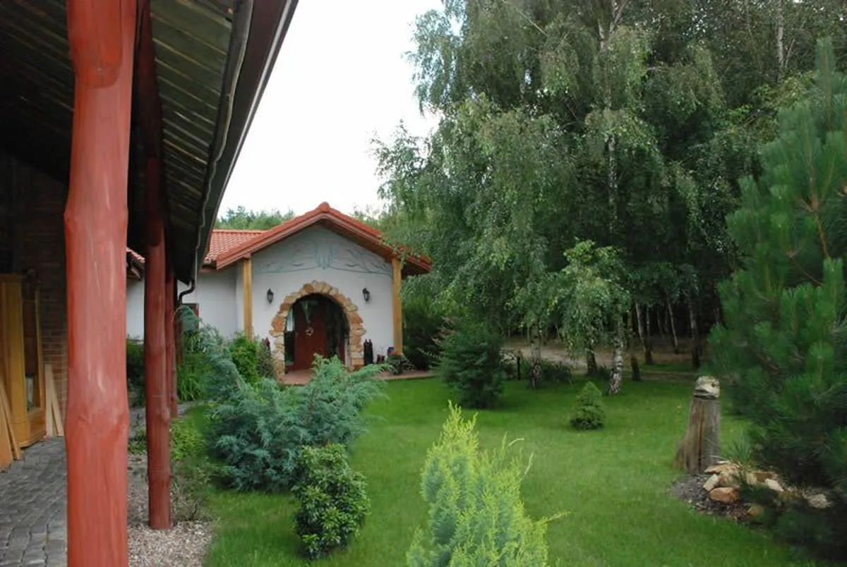 Agroturystyka AgroFarma — ogród, budynek i zielony las