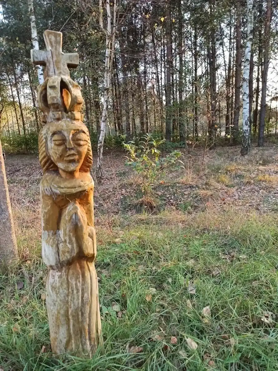 Drewniana figura w lesie AgroFarma