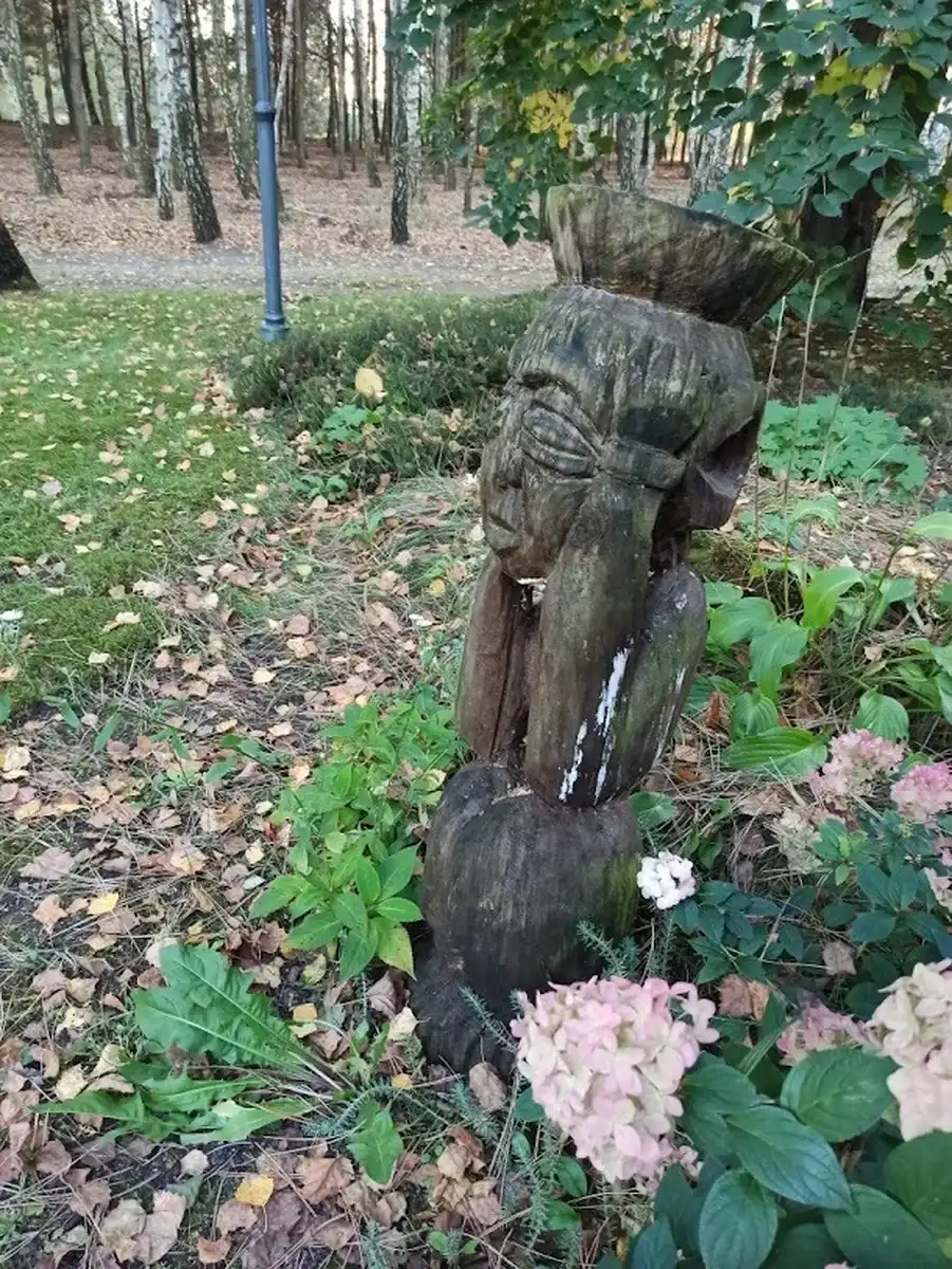 Drewniana rzeźba w ogrodzie AgroFarma