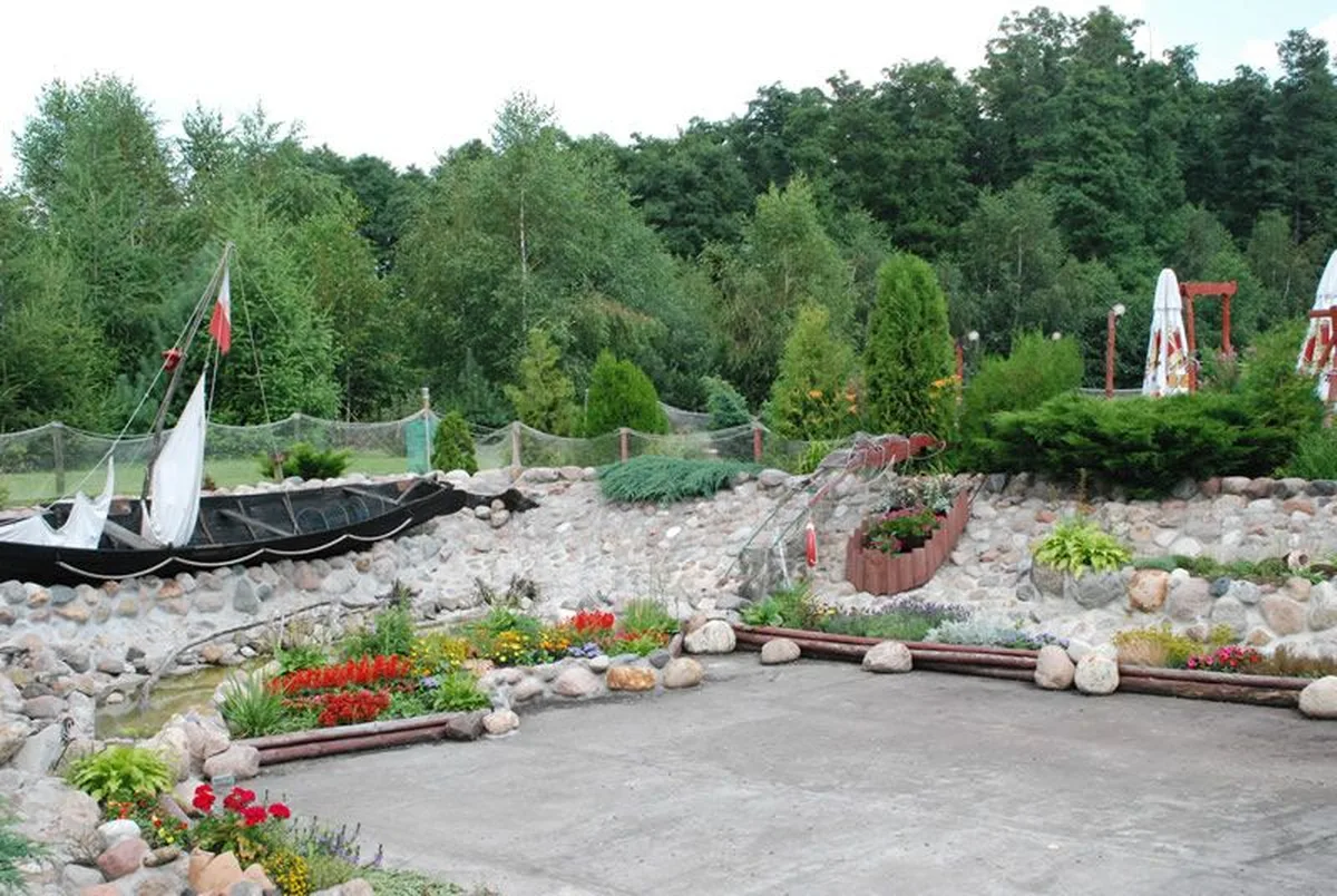 Ozdobny ogród z łódką i kwiatami — skalniak AgroFarma Gołaszewo