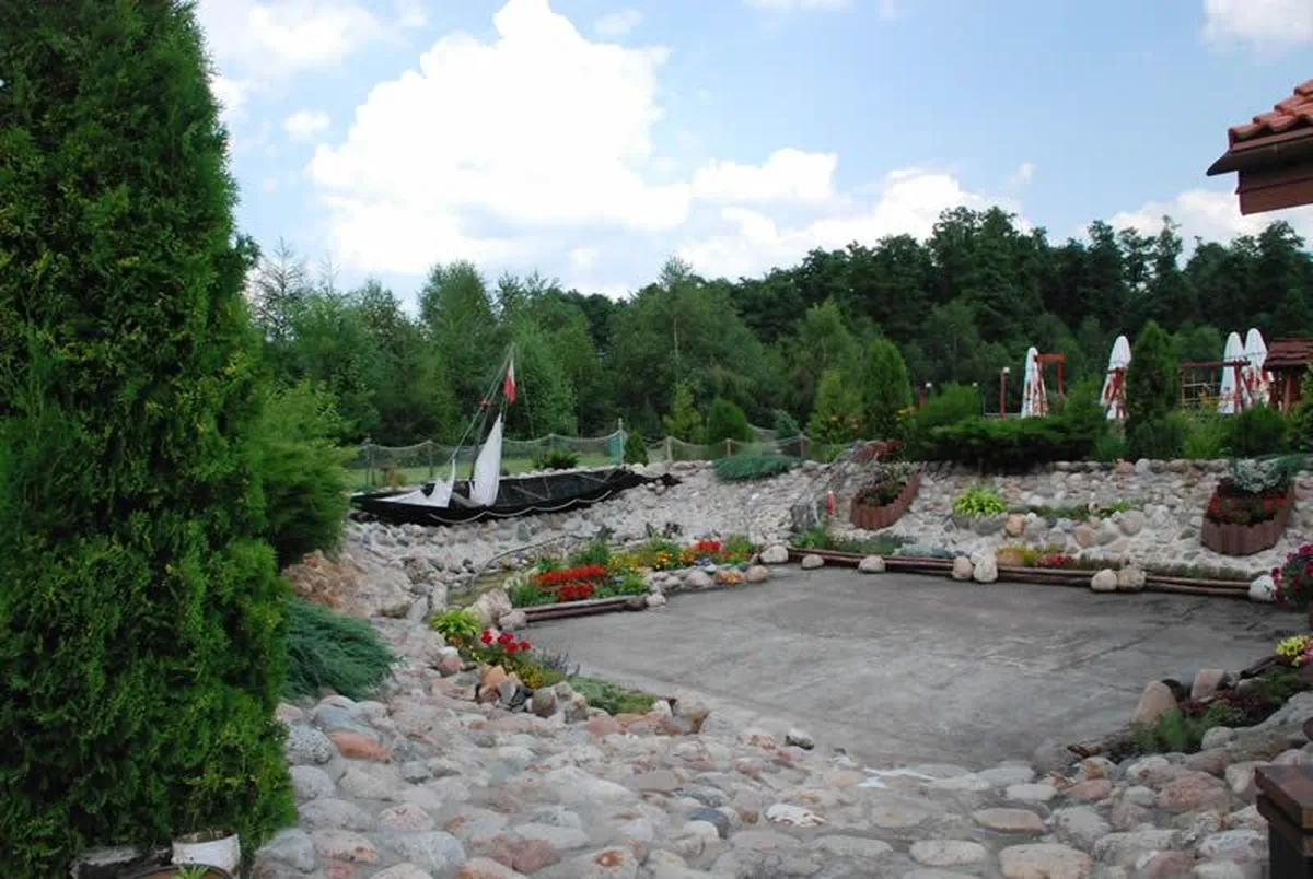 Ogród AgroFarma Gołaszewo z oczkiem wodnym i dekoracjami