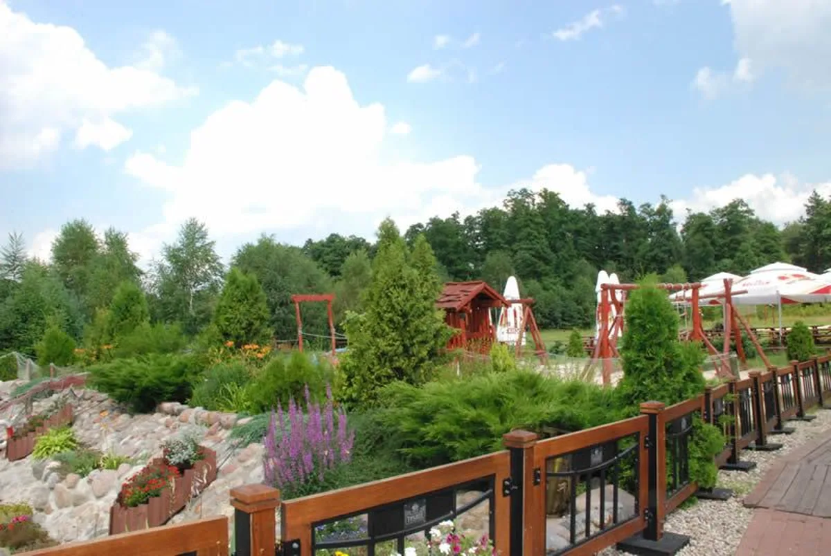 Plac zabaw na zielonym terenie AgroFarma Gołaszewo