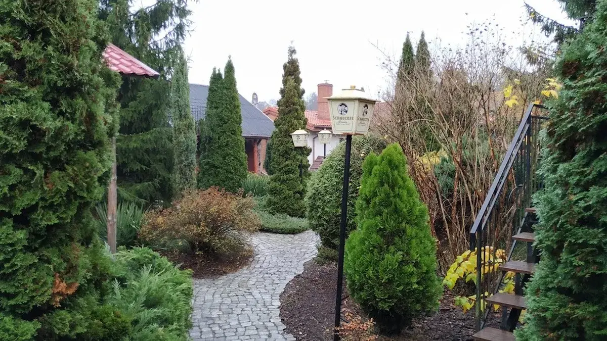 Malowniczy ogród z brukowaną ścieżką AgroFarma Gołaszewo