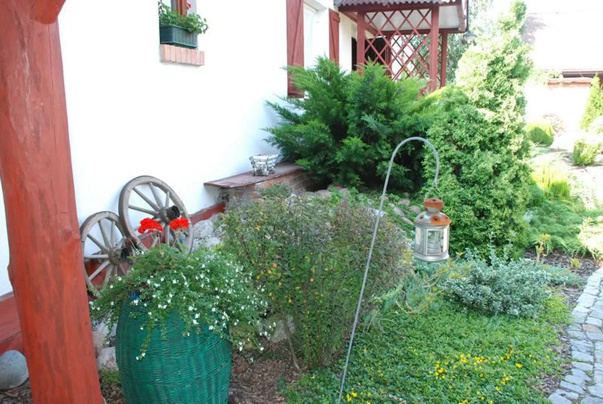 Ogród agroturystyczny z dekoracjami i kwiatami