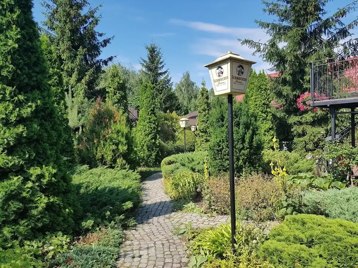 Ogród z budką dla ptaków