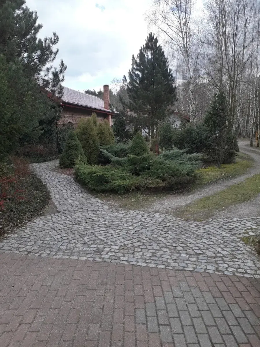 Ogród i alejki AgroFarma — przestrzeń do relaksu