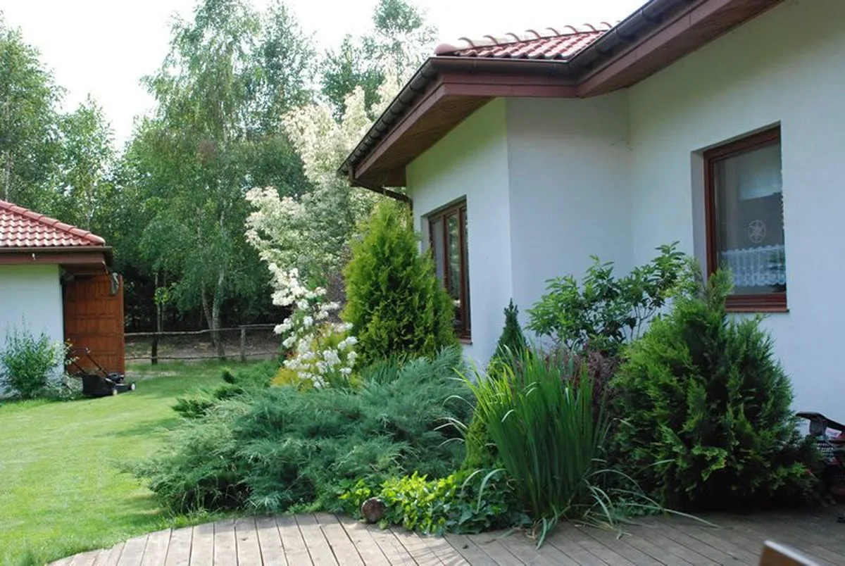 Ogród, taras i budynek AgroFarma Gołaszewo