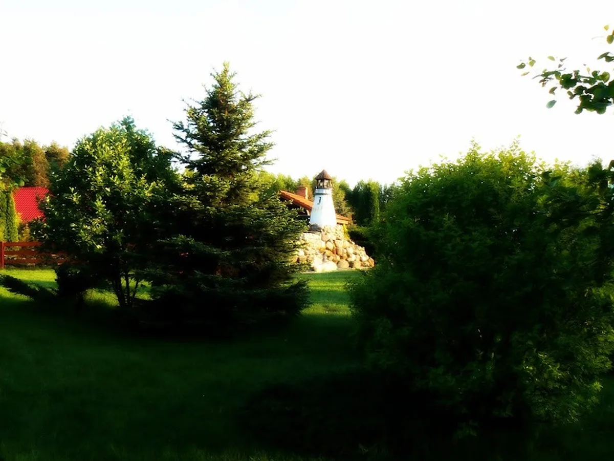 Ogród z dekoracyjną latarnią AgroFarma