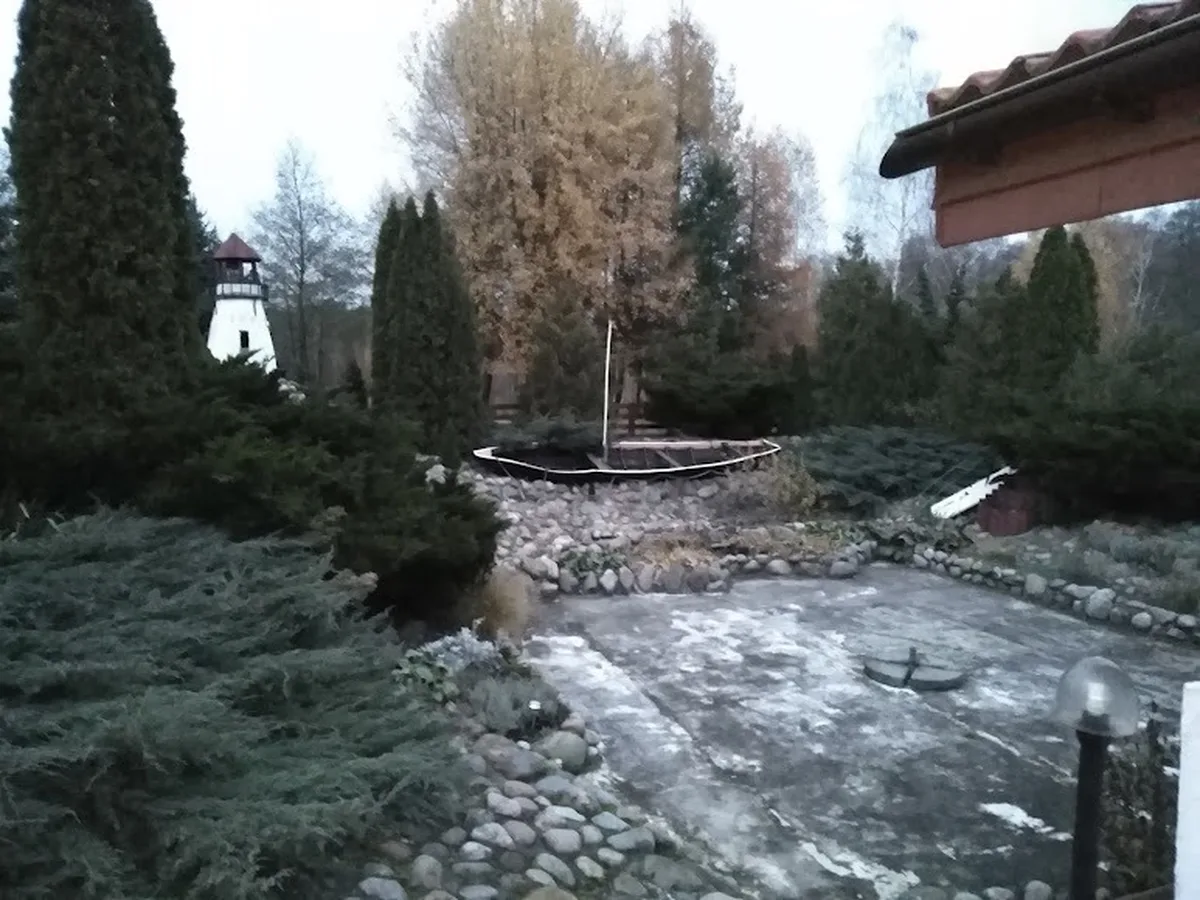 Ogród z latarnią i łódką dekoracyjną