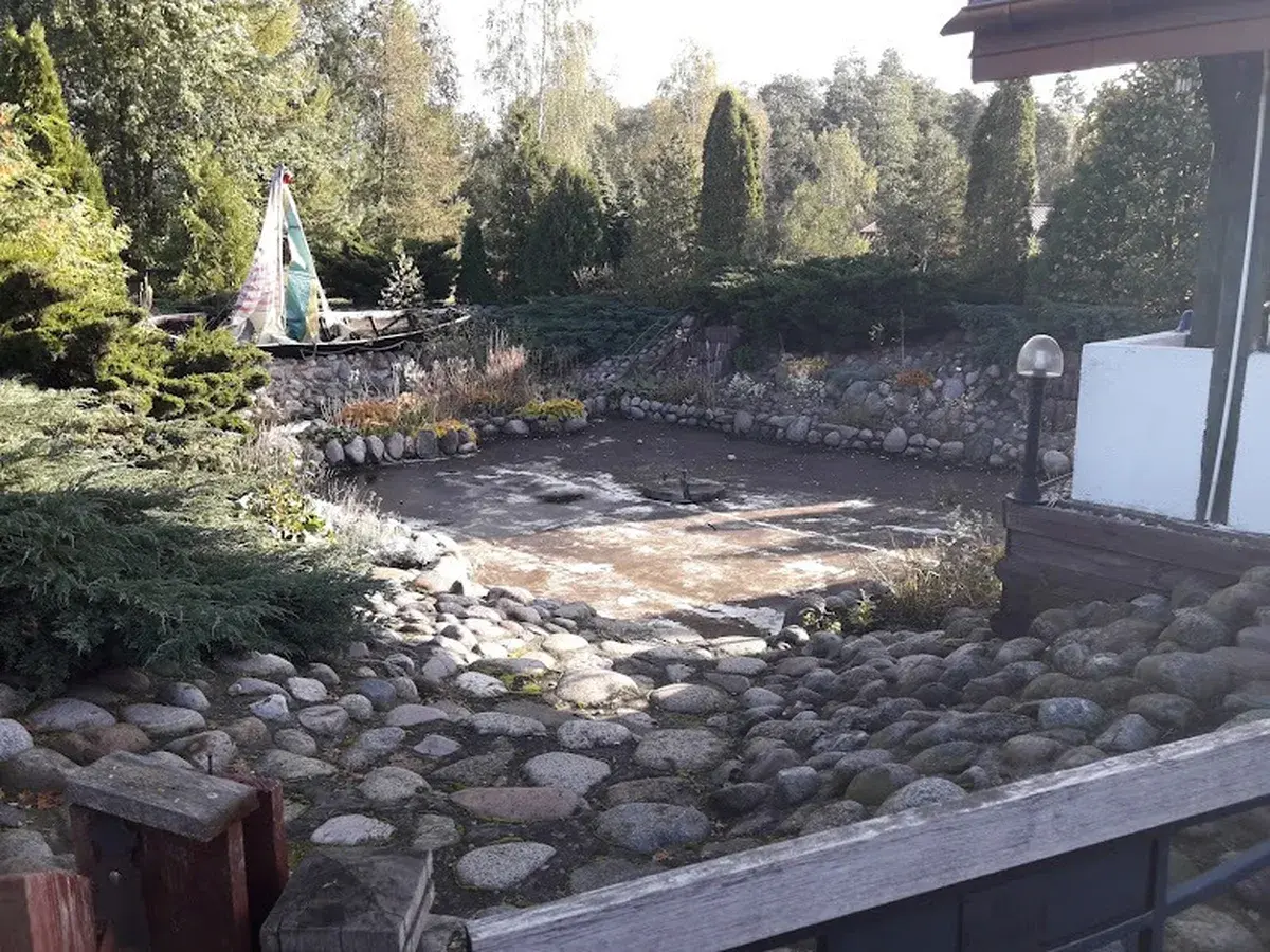 Ogród z ozdobnym stawem i łódką