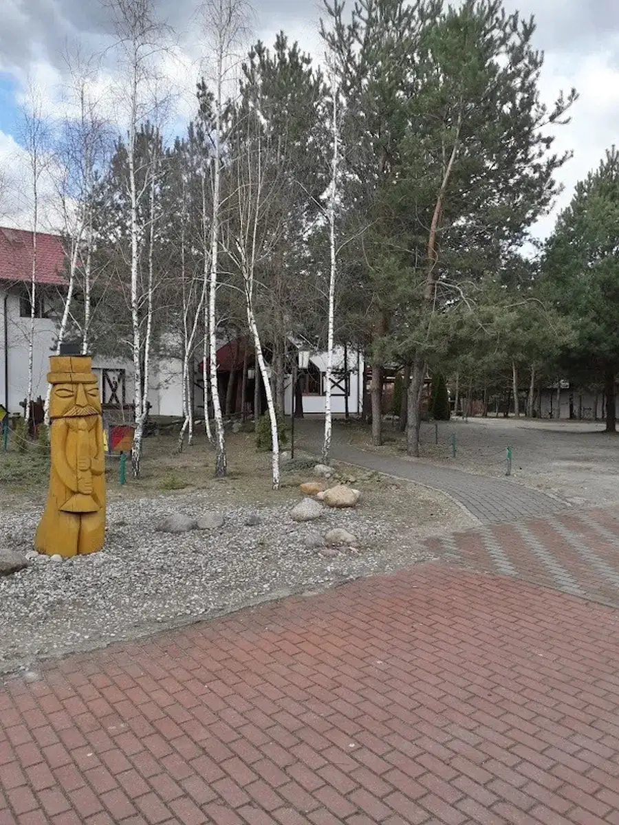 Plac z rzeźbami wśród brzóz