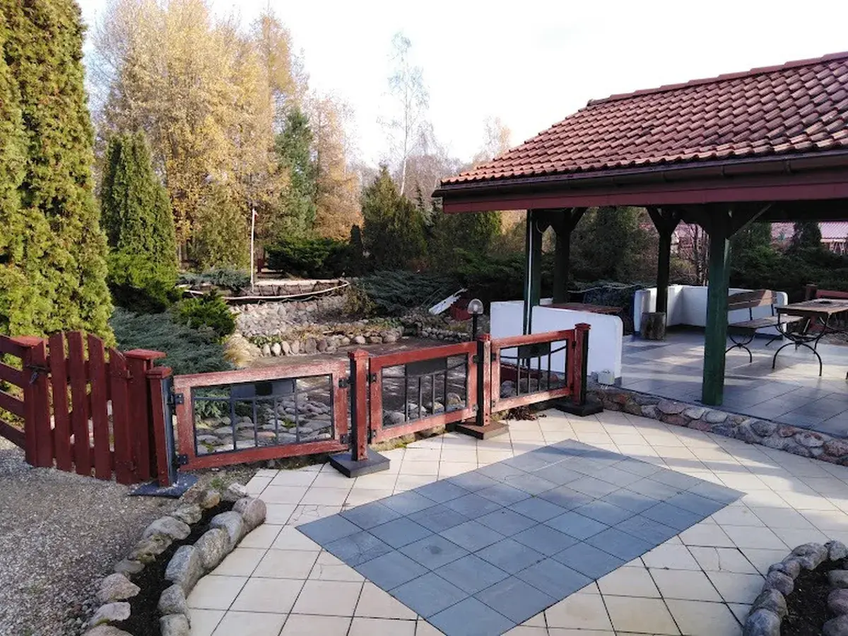 Taras z altaną i ogrodem