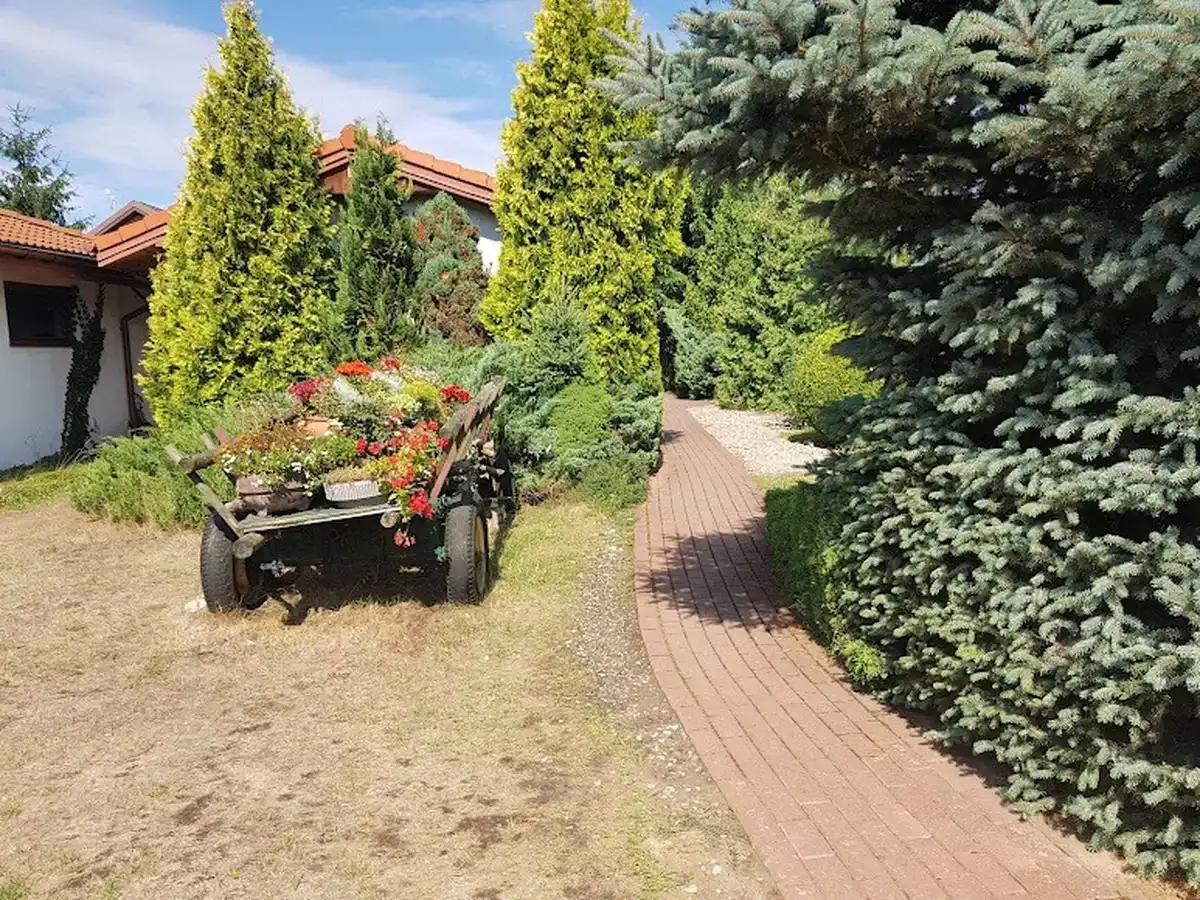 Wóz z kwiatami przy ścieżce w ogrodzie