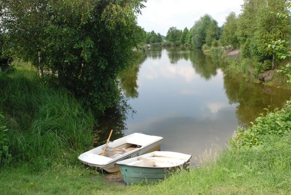 Jezioro z łodziami AgroFarma Gołaszewo