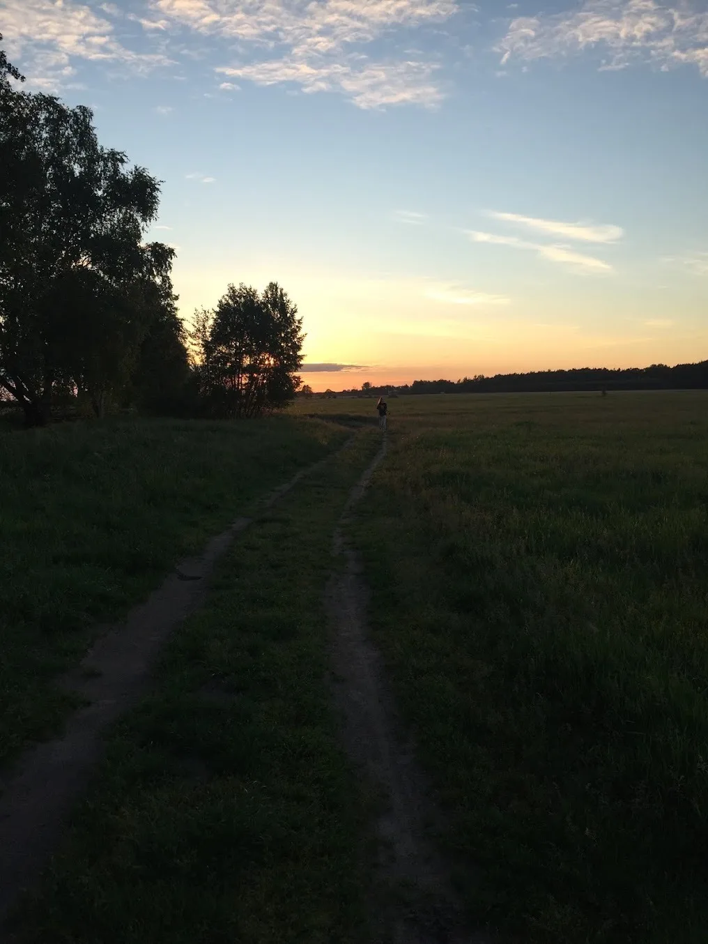 Zachód słońca nad polnymi polami