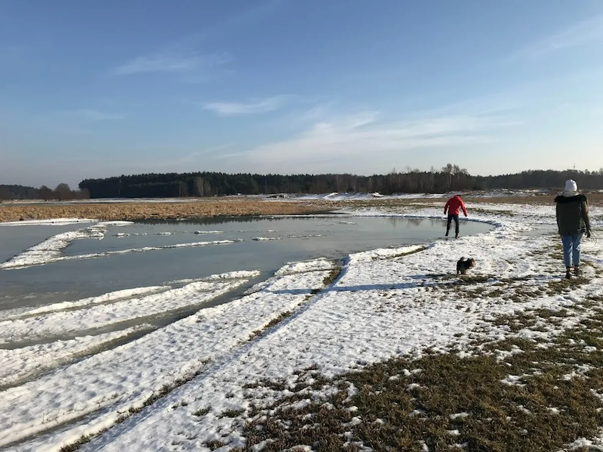 Zimowy pejzaż z rzeką i ludźmi — okolice AgroFarma