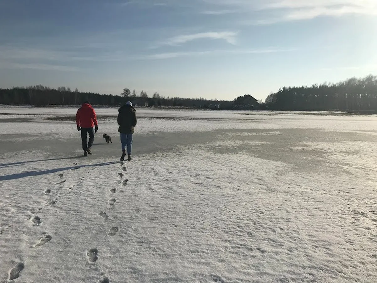 Zimowy spacer po zamarzniętym jeziorze