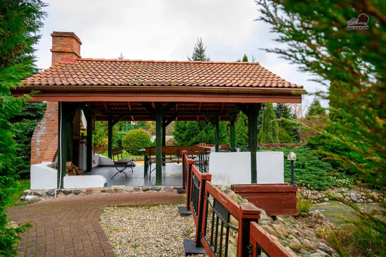 Altana grillowa ze stolikami — organizacja eventów AgroFarma