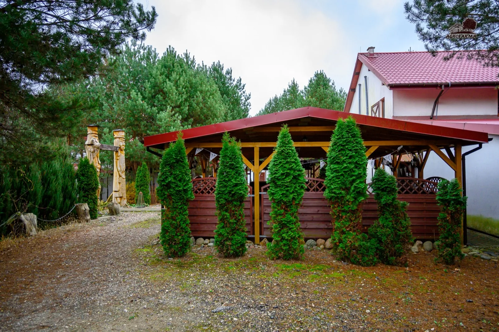 Altana ogrodowa otoczona tujami i iglakami — AgroFarma