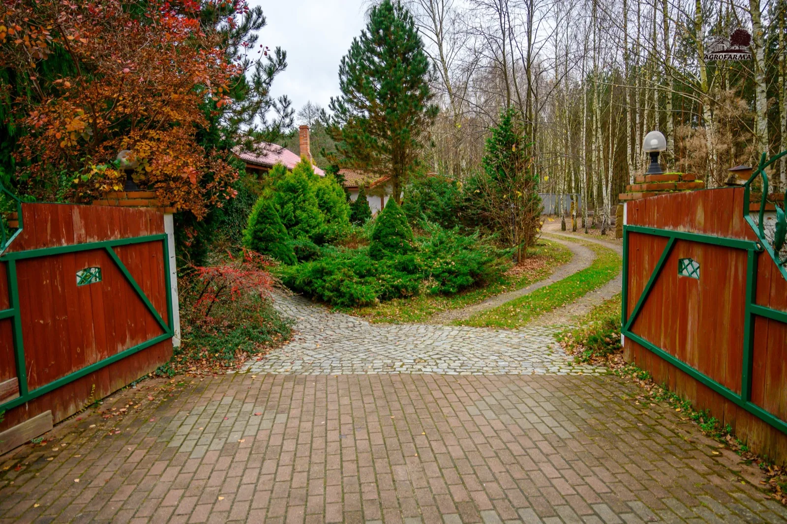 Brama wjazdowa na teren AgroFarma — jesień, kostka brukowa