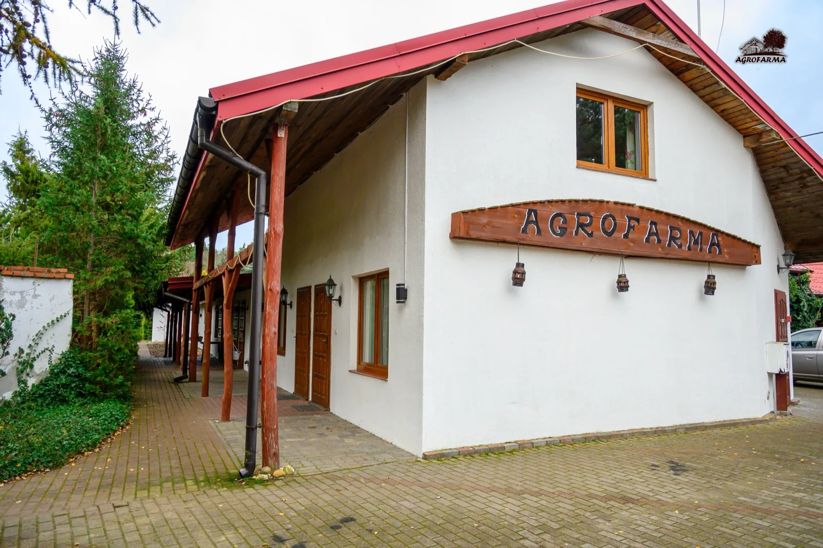 Budynek AgroFarma — widok boczny z zadaszonym przejściem