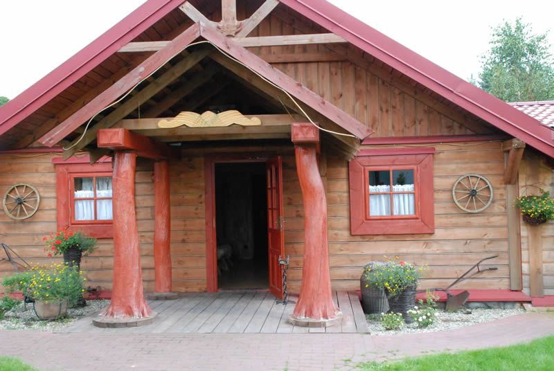 Drewniany budynek — wejście główne