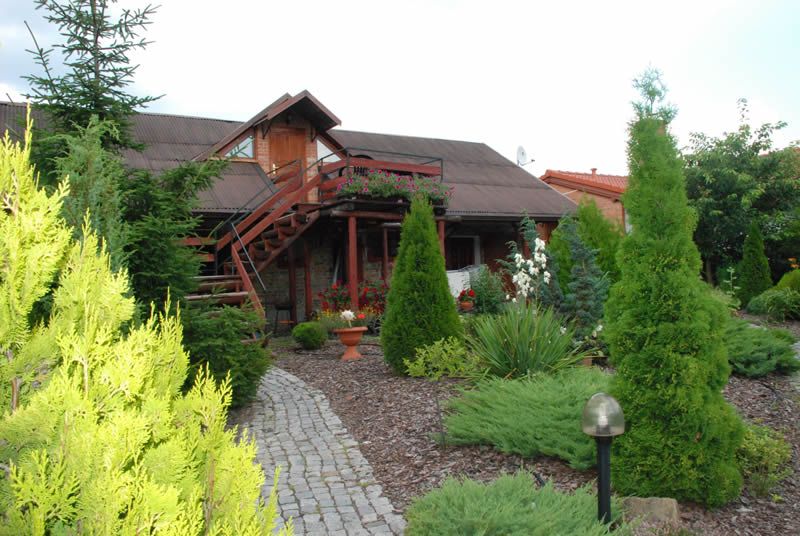 Główny budynek z ogrodem w tle