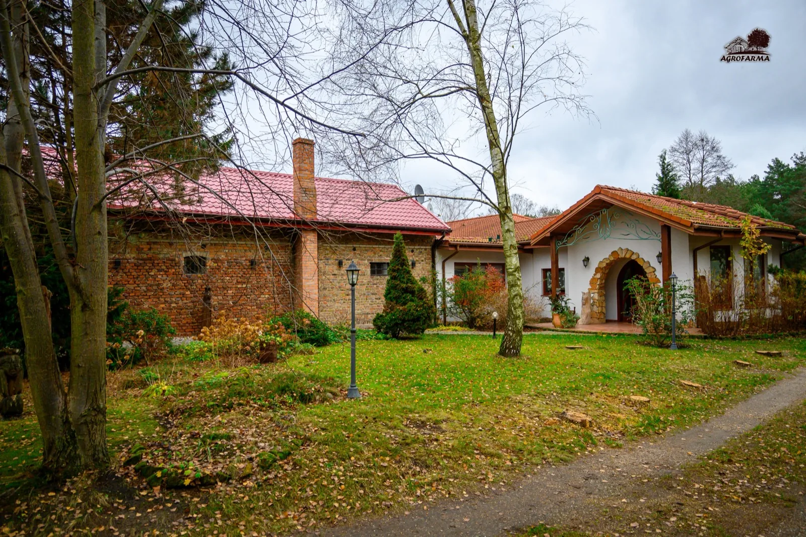 Zabytkowy budynek kamienny w ogrodzie — AgroFarma jesienią