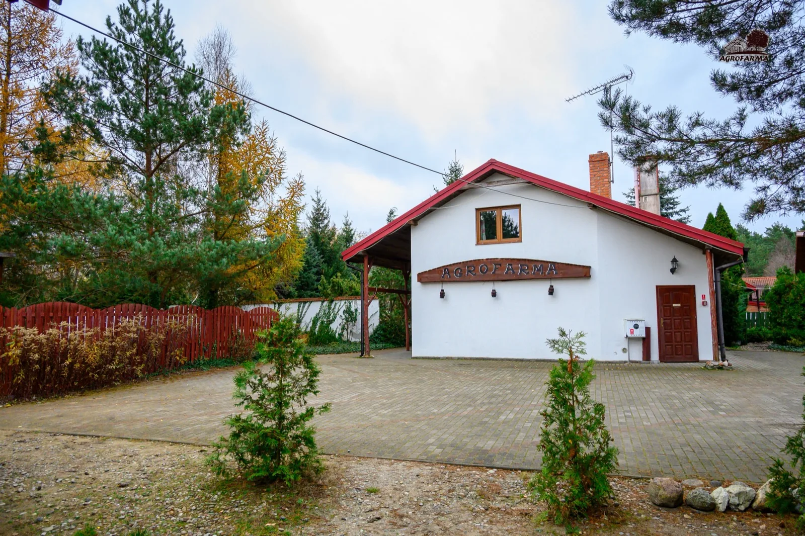 Budynek recepcji AgroFarma z drewnianym szyldem