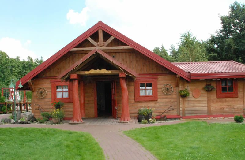 Budynek AgroFarma Gołaszewo — widok z ogrodu