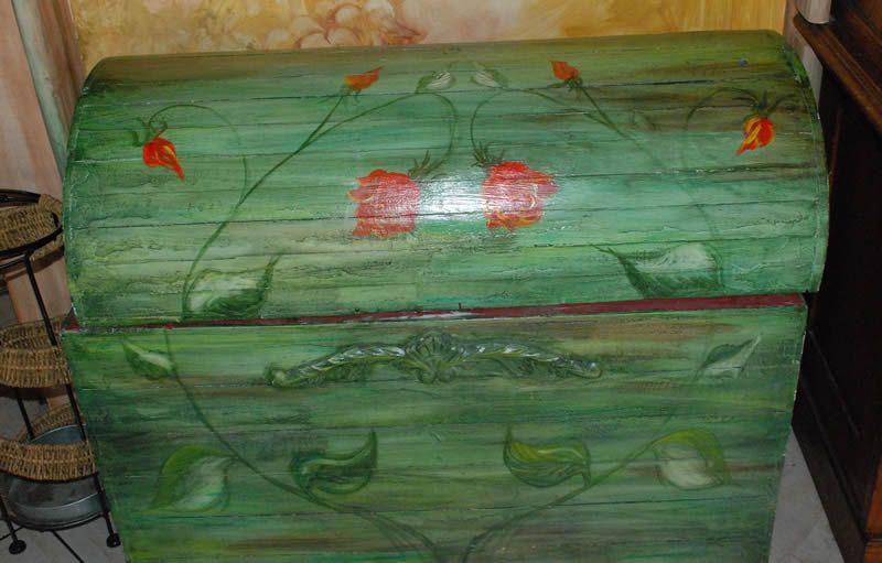 Malowany kufer rustykalny — dekoracja wnętrza