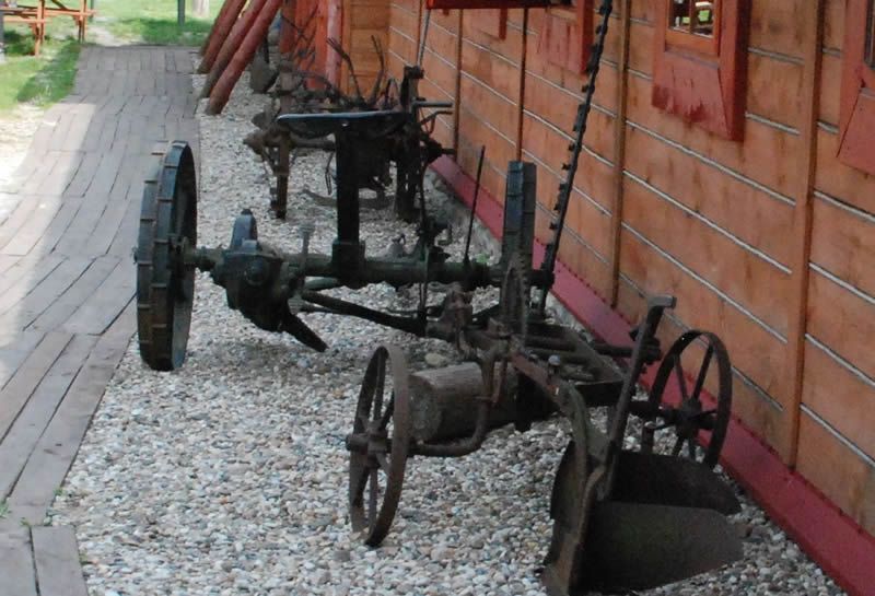 Stare narzędzia rolnicze jako dekoracja ścienna