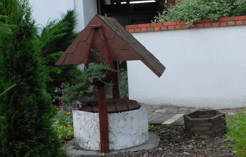 Dekoracyjna studnia w ogrodzie