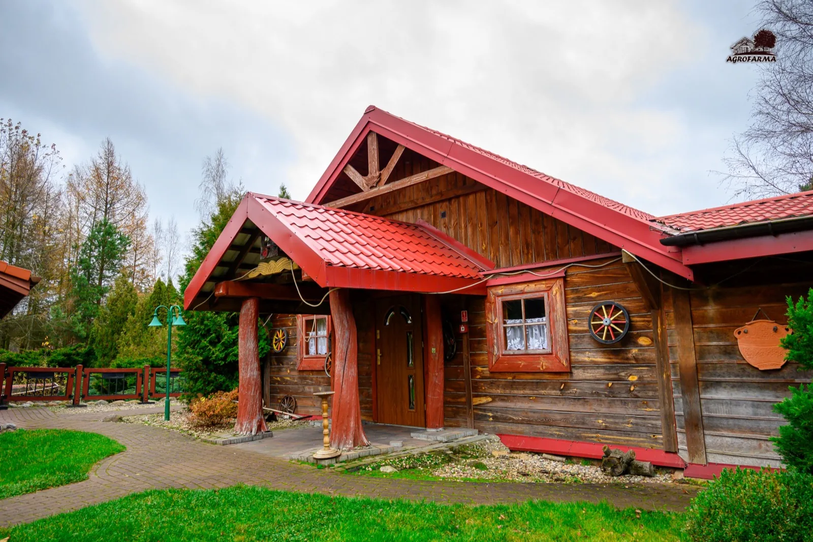 Domek drewniany — wejście z rustykalnymi detalami i rzeźbieniami