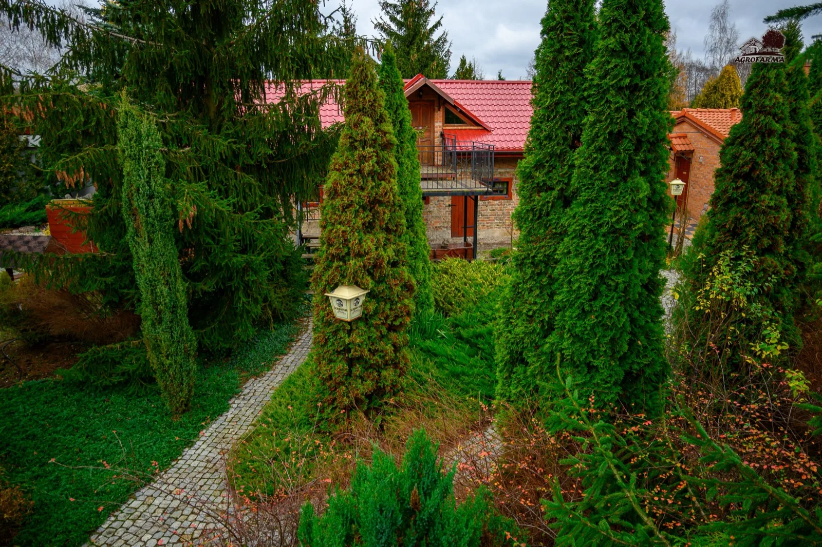 Domek noclegowy wśród iglaków i ogrodów — AgroFarma