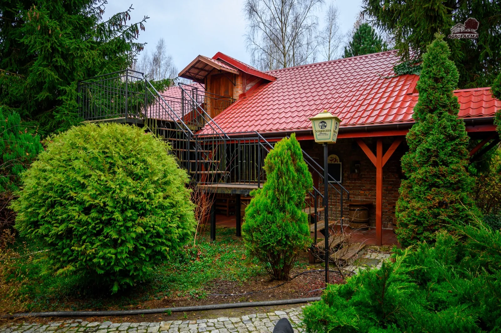 Domek noclegowy ze schodami i balkonem — AgroFarma Gołaszewo