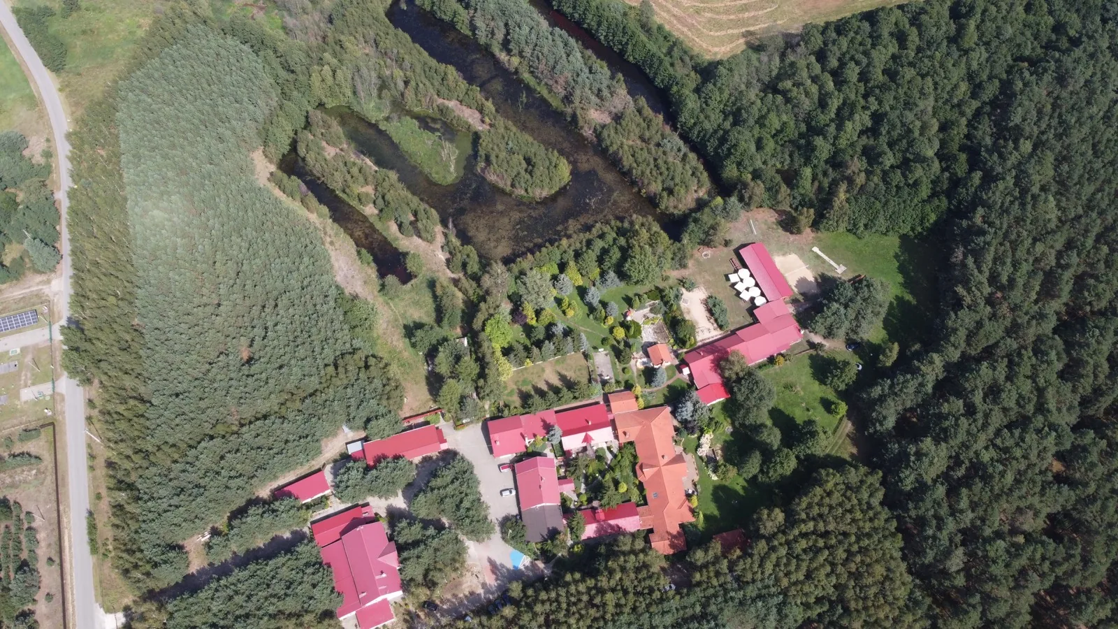 Budynki i stawy AgroFarma — panorama z drona