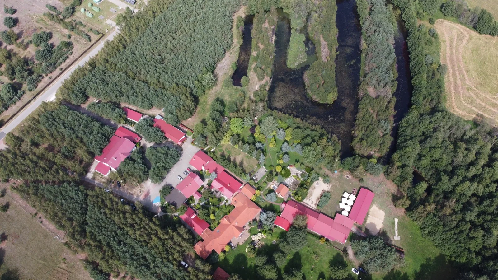 Kompleks AgroFarma ze stawami — widok z drona latem