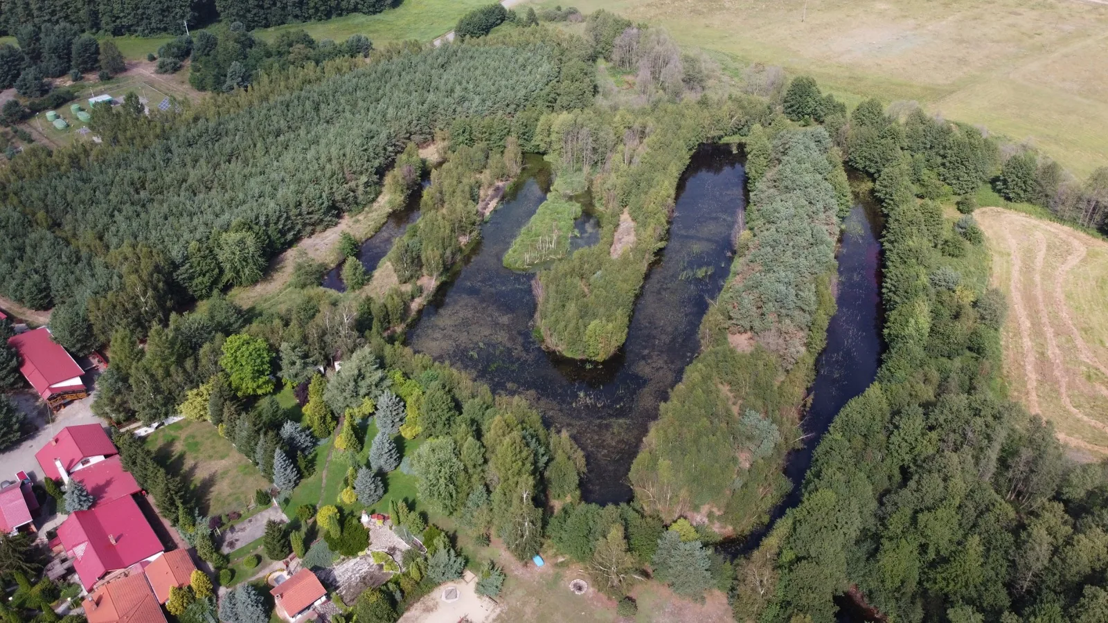 Stawy rekreacyjne z drona — teren AgroFarma z lotu ptaka