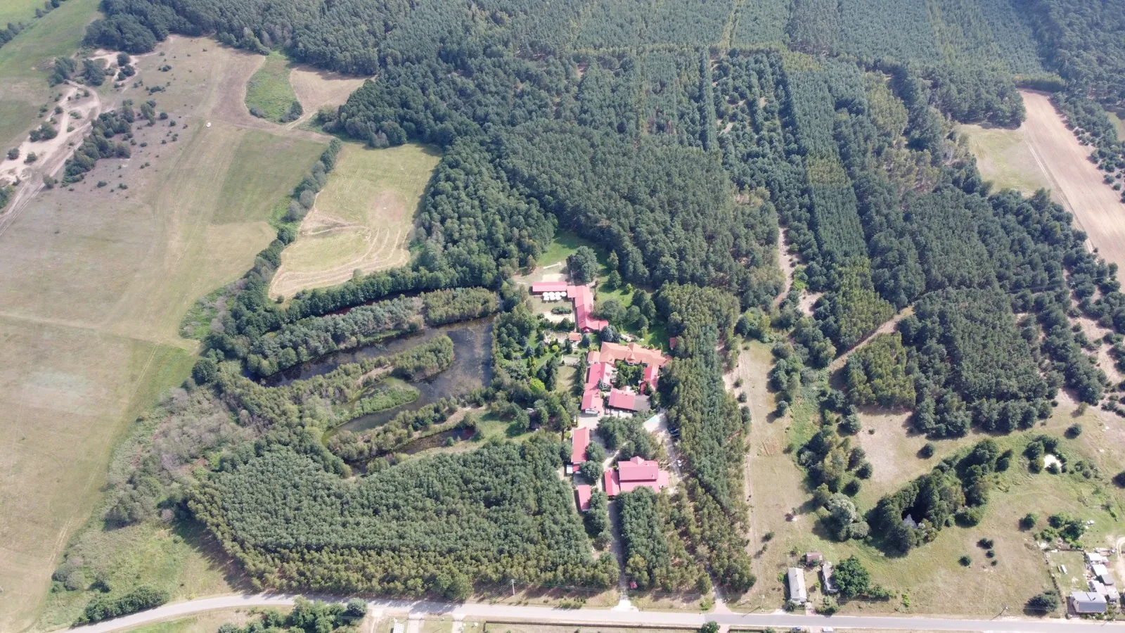 Cała posiadłość AgroFarma z wysokości — 10 hektarów w otoczeniu natury