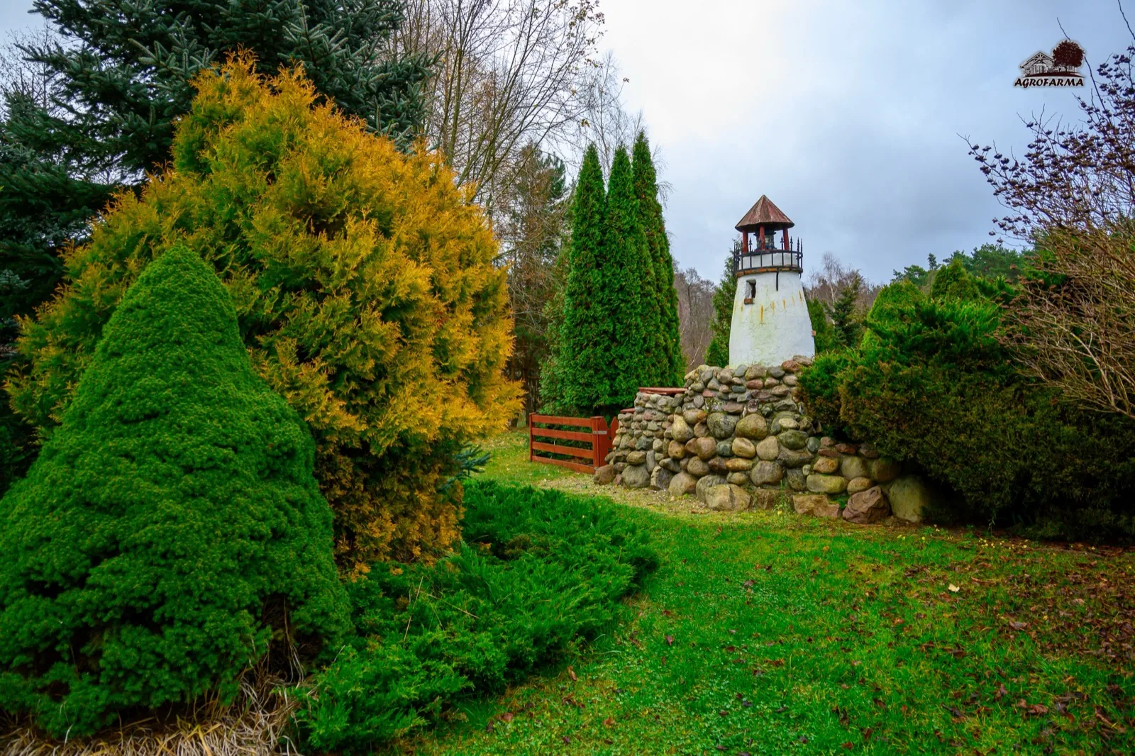 Kamienna latarnia ogrodowa wśród jesiennych drzew — AgroFarma