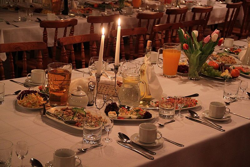 Zastawiony stół z domowym jedzeniem i tulipanami